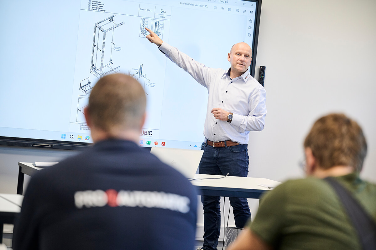 Anders Jensen Pro-Automatic underviser tavlemontører i CUBIC-modulsystemet 